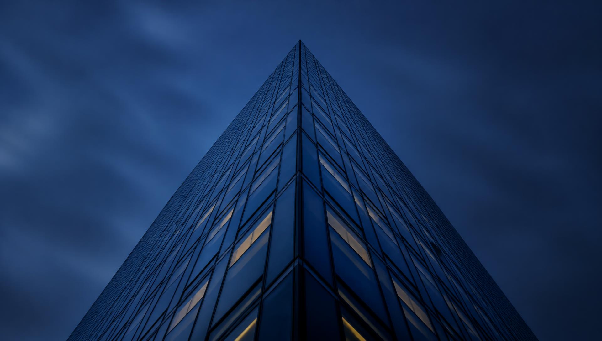 Torre corporativa envidraçada ao entardecer