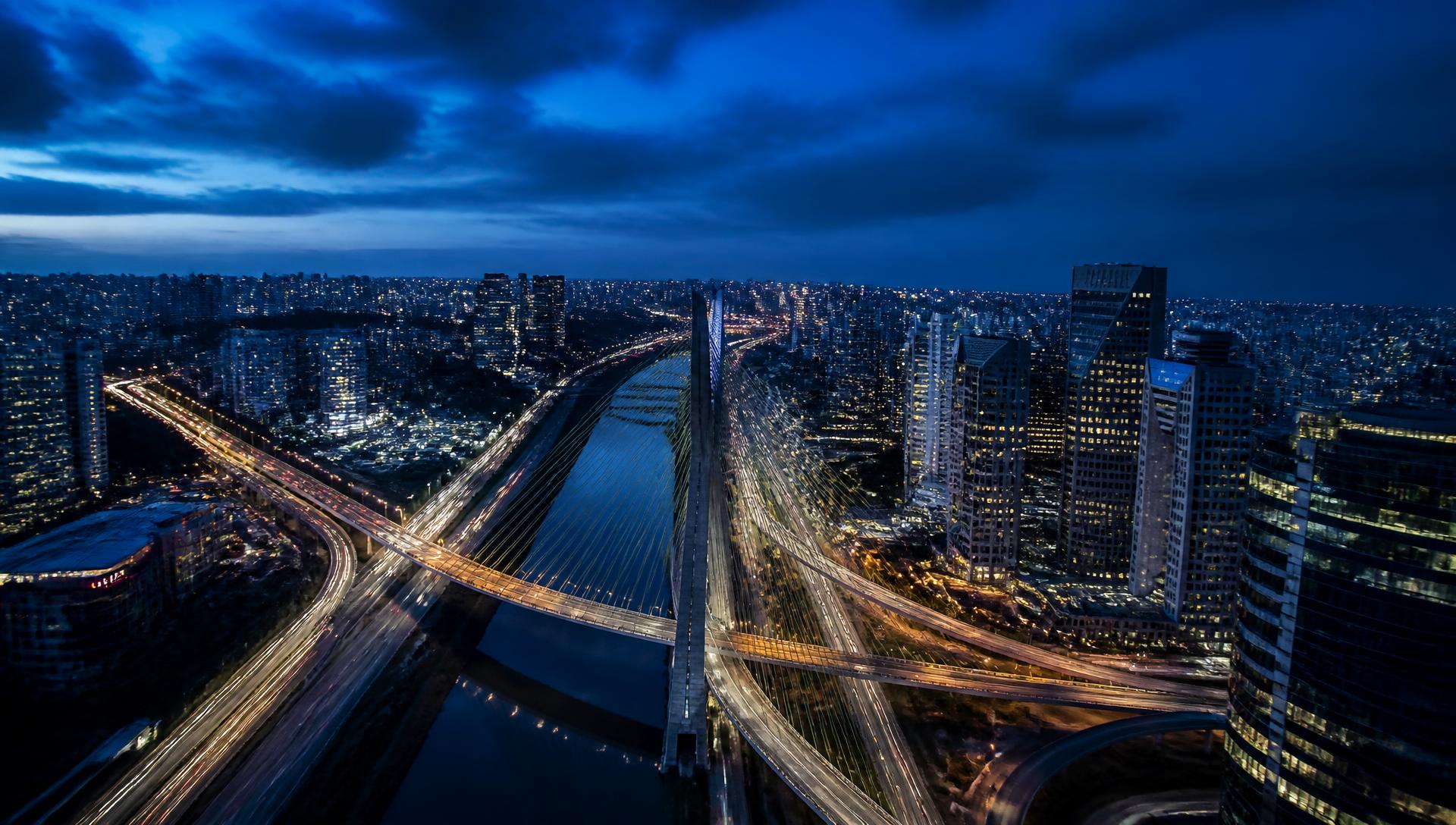 Skyline de São Paulo ao entardecer, com a Ponte Estaiada